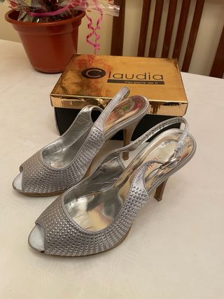 Sandalias de tacón. De fiesta. Color plata. T-39.