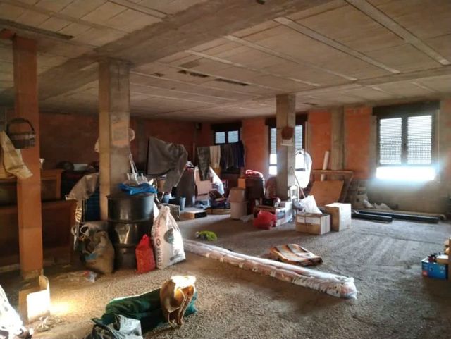 Edificio completo en pueblo de Rioja.