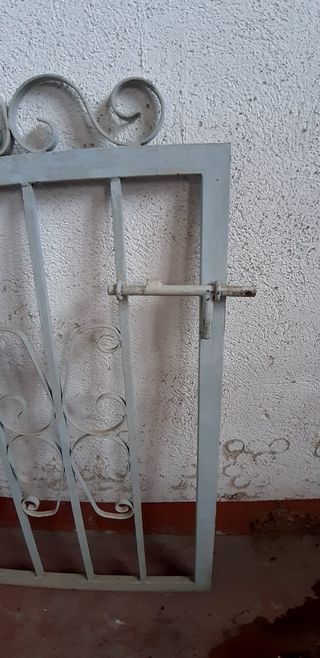 Puertas de hierro con barrotes