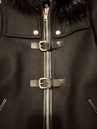 Abrigo negro con gorro con pelo Zara mujer XS