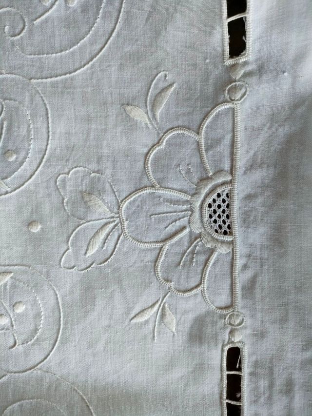 Grande tovaglia + tovaglioli ricamati a mano