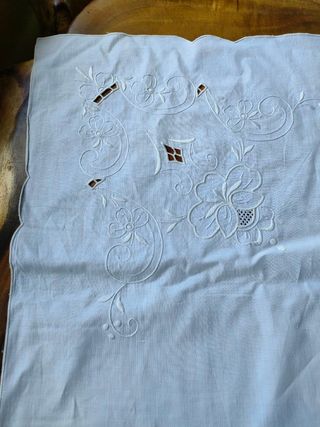 Grande tovaglia + tovaglioli ricamati a mano