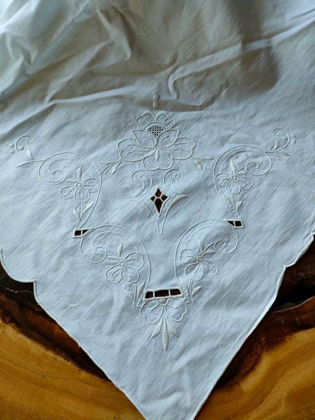 Grande tovaglia + tovaglioli ricamati a mano
