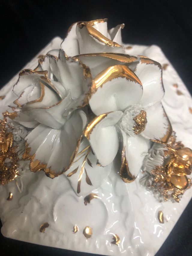 joyero bombonera porcelana flores blanco y oro 