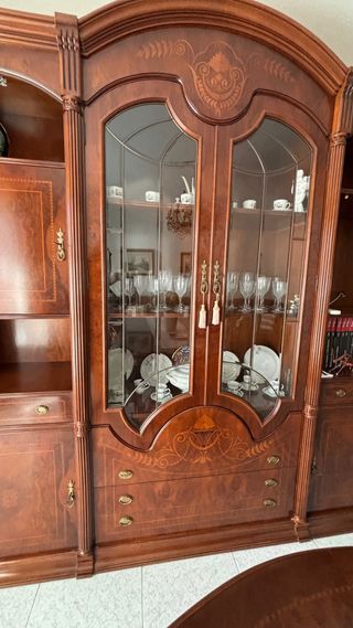 mueble comedor de madera con detalles de ebanista
