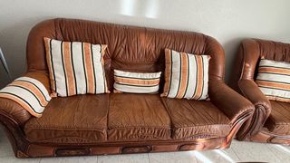 Mesa de comedor de madera y sillas