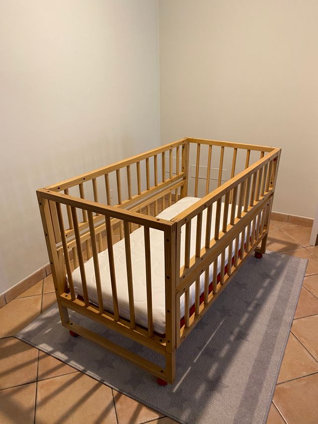 Lettino con sponde in frassino