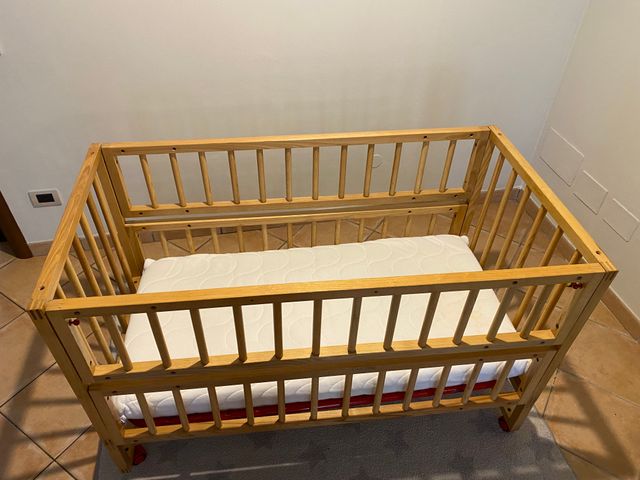 Lettino con sponde in frassino