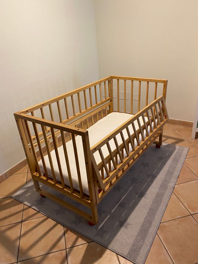 Lettino con sponde in frassino