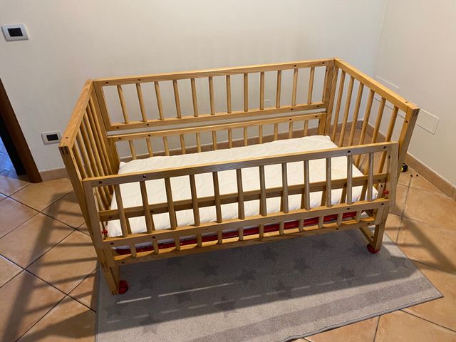 Lettino con sponde in frassino