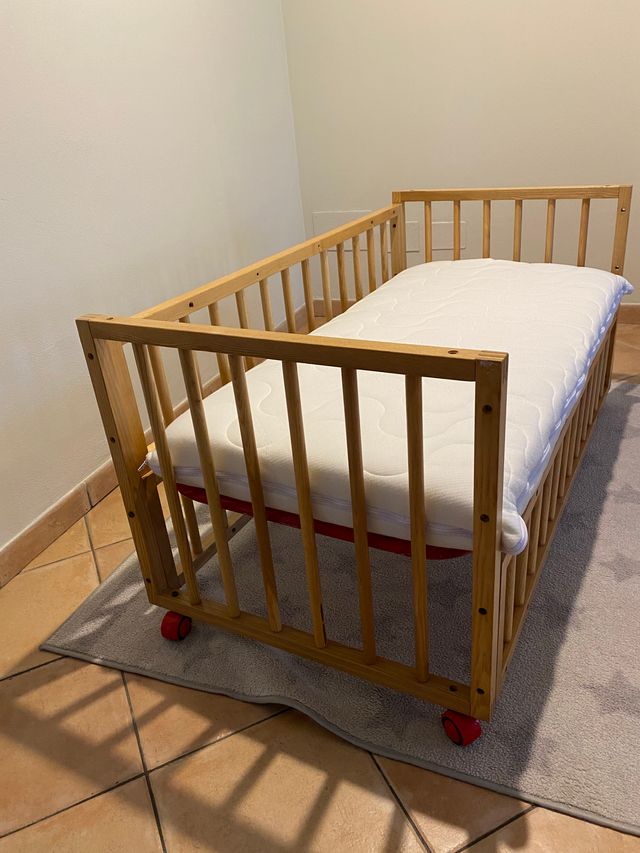 Lettino con sponde in frassino