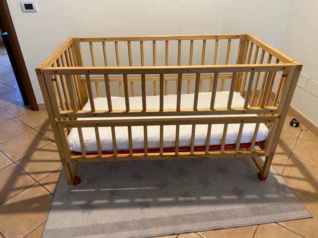 Lettino con sponde in frassino