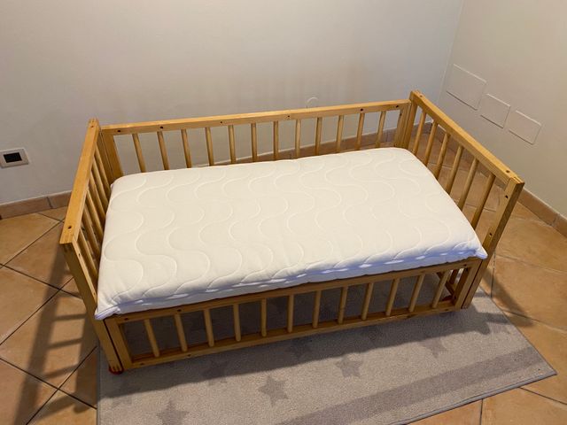 Lettino con sponde in frassino