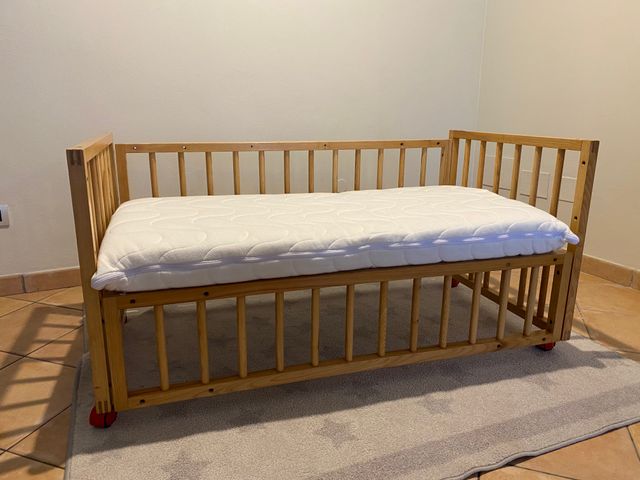 Lettino con sponde in frassino