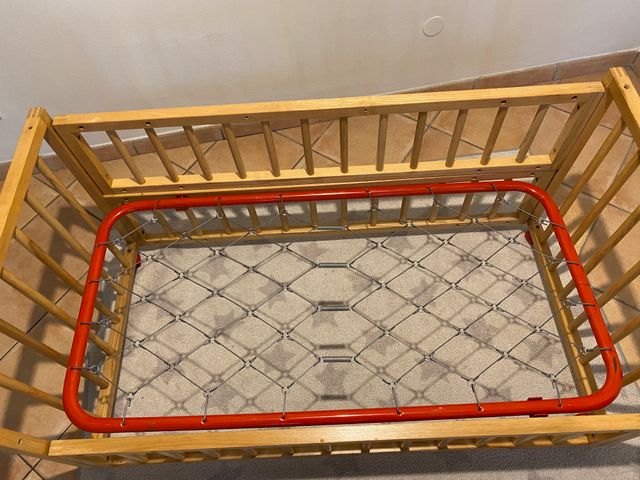 Lettino con sponde in frassino