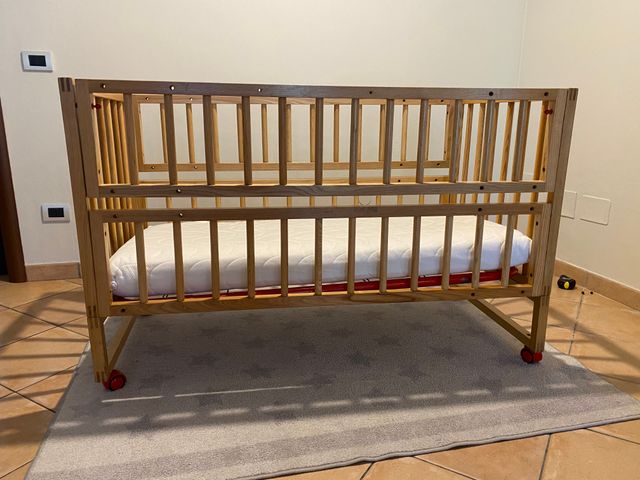 Lettino con sponde in frassino