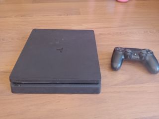 Play Station 4 Slim