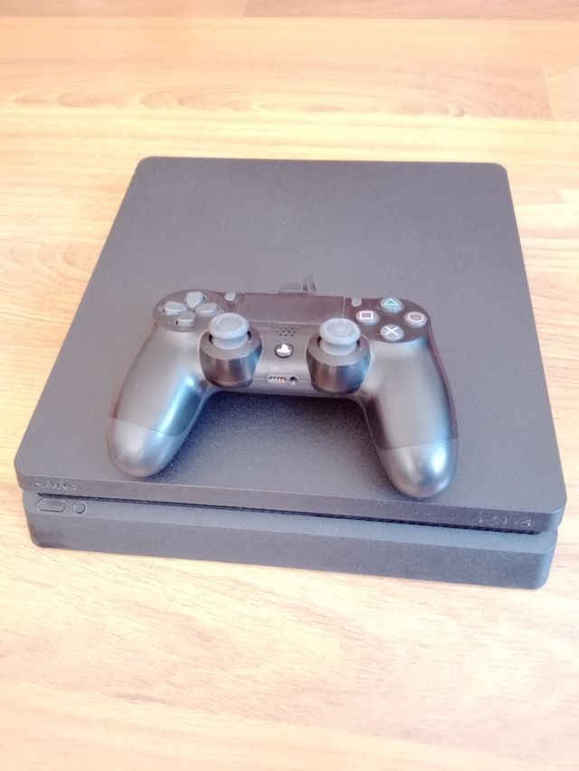 Play Station 4 Slim