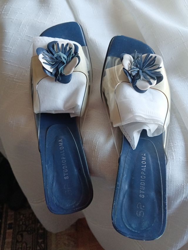 Sandalias transparente con adorno