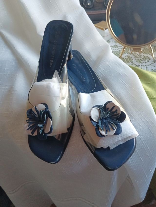 Sandalias transparente con adorno