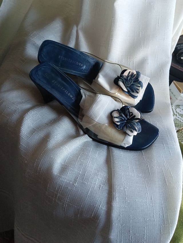 Sandalias transparente con adorno