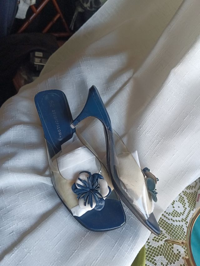 Sandalias transparente con adorno