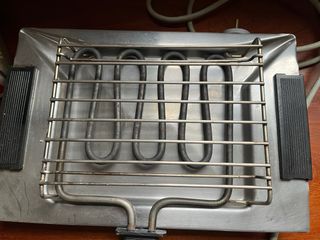 Grill para asar carnes, marca Moulinex.