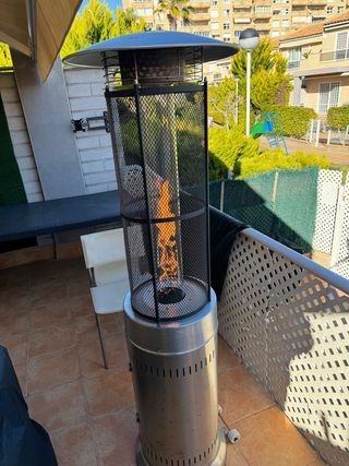 estufa exterior a gas con llama