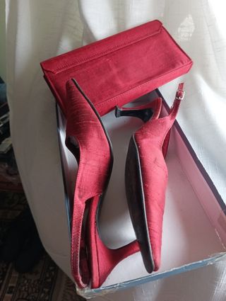 Zapatos rojos fiesta y bolso a juego, ideales para