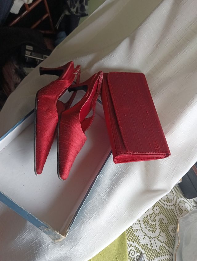 Zapatos rojos fiesta y bolso a juego, ideales para