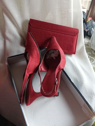 Zapatos rojos fiesta y bolso a juego, ideales para