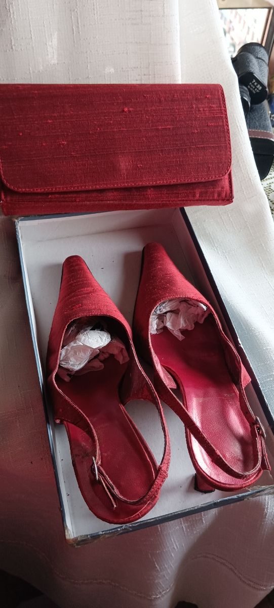 Zapatos rojos fiesta y bolso a juego, ideales para