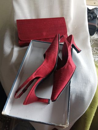 Zapatos rojos fiesta y bolso a juego, ideales para