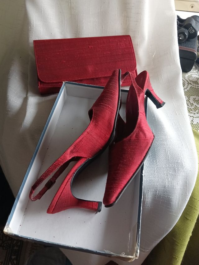 Zapatos rojos fiesta y bolso a juego, ideales para