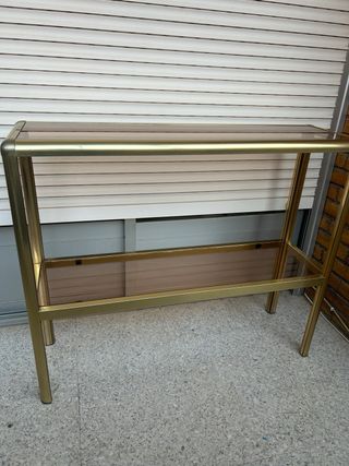 estante de cristal y dorado