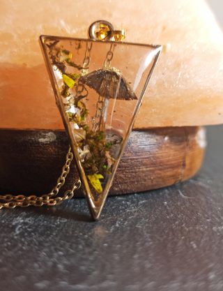 Colgante triangulo dorado de resina con setas