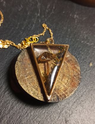 Colgante triangulo dorado de resina con setas