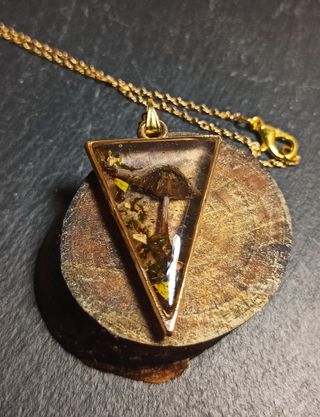 Colgante triangulo dorado de resina con setas