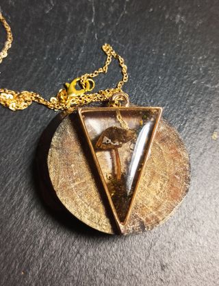 Colgante triangulo dorado de resina con setas