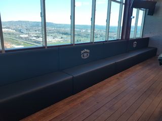 Mobiliario con logo, teteria , pub, bar