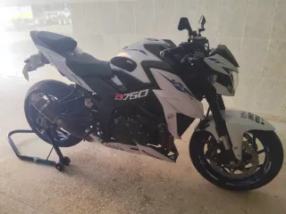 Moto gsxs 750