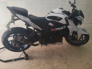 Moto gsxs 750
