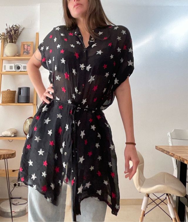 Top semitransparente con estrellas