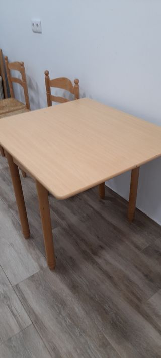 Mesa de Cocina plegable, dos sillas y un taburete