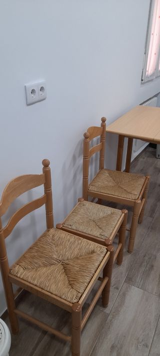 Mesa de Cocina plegable, dos sillas y un taburete