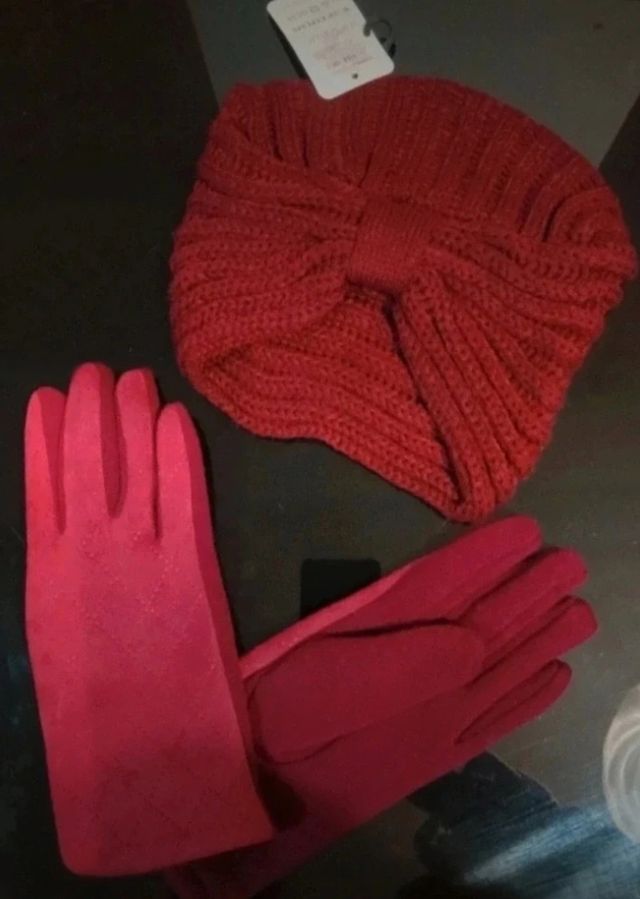 Guantes y gorro color burdeos. SIN USAR! 