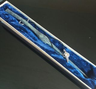 Varita de Bellatrix Lestrange y Colgante Cuervo