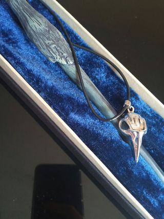 Varita de Bellatrix Lestrange y Colgante Cuervo