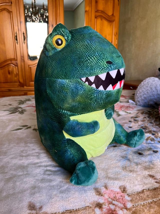 Dinosaurio de peluche