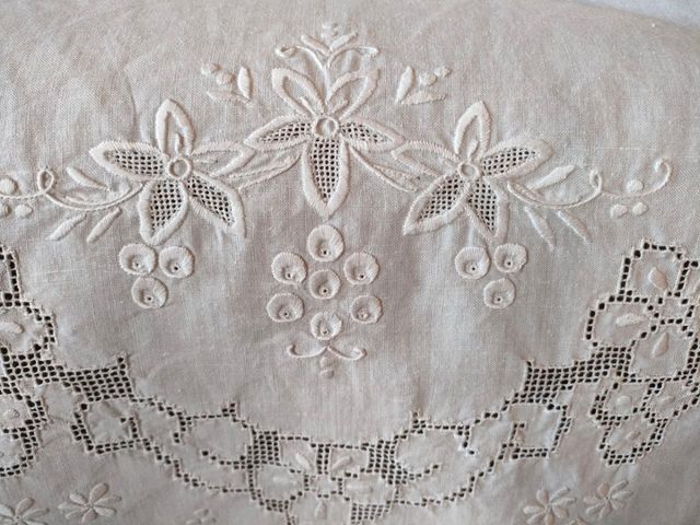 Asciugamano vintage misto lino con ricami floreali